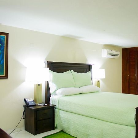 Constellation Hotel بورت أو برنس المظهر الخارجي الصورة