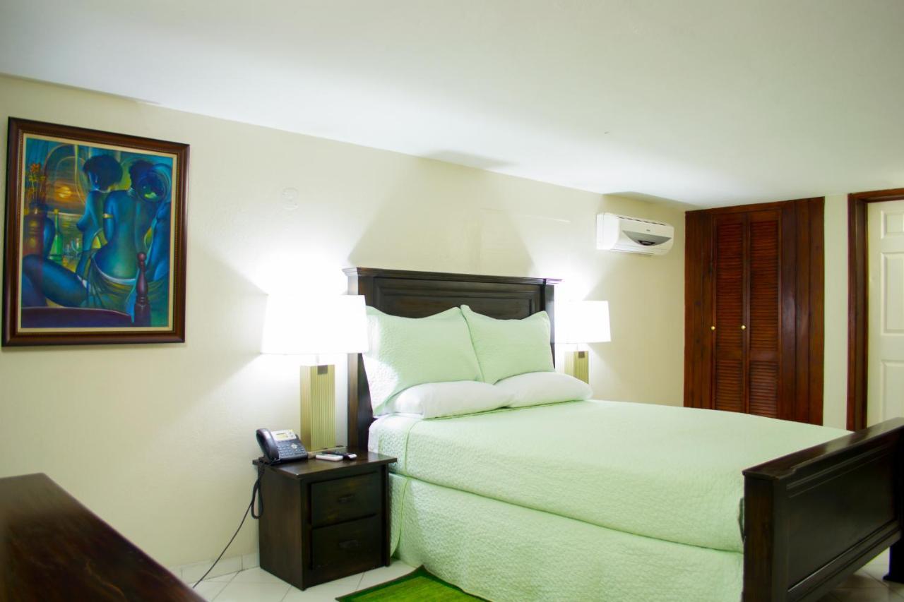 Constellation Hotel بورت أو برنس المظهر الخارجي الصورة