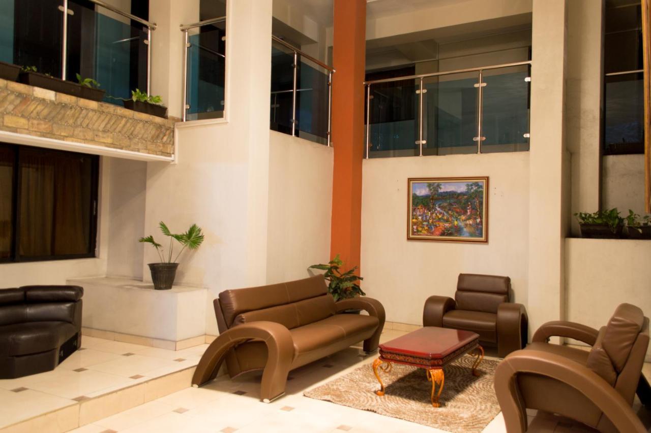 Constellation Hotel بورت أو برنس المظهر الخارجي الصورة