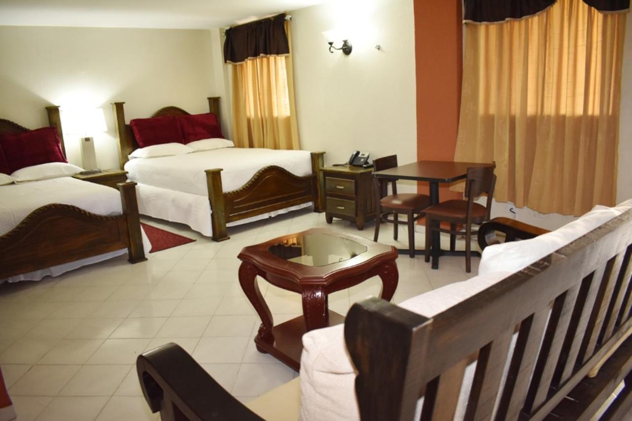 Constellation Hotel بورت أو برنس المظهر الخارجي الصورة