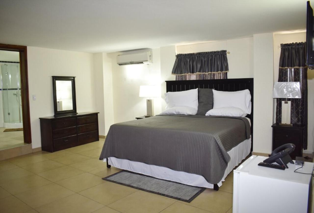 Constellation Hotel بورت أو برنس المظهر الخارجي الصورة