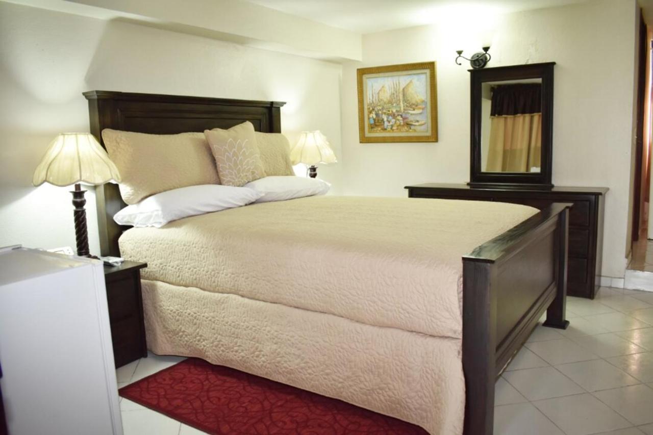 Constellation Hotel بورت أو برنس المظهر الخارجي الصورة