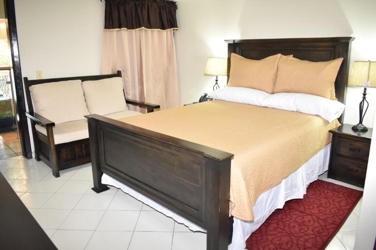 Constellation Hotel بورت أو برنس المظهر الخارجي الصورة