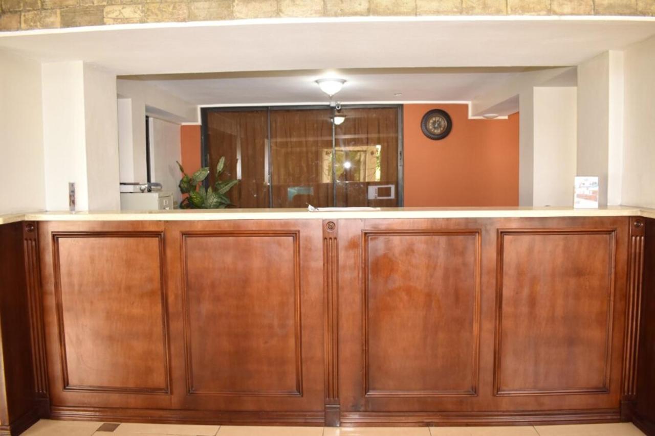 Constellation Hotel بورت أو برنس المظهر الخارجي الصورة